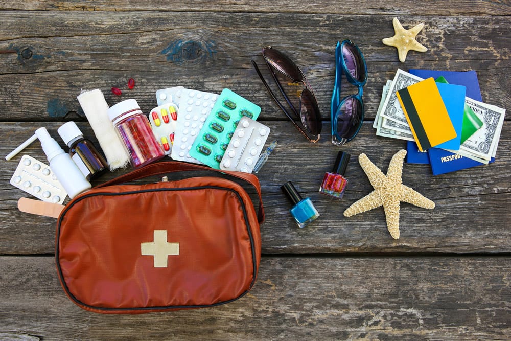 Kit básico de primeros auxilios para viajes y playa