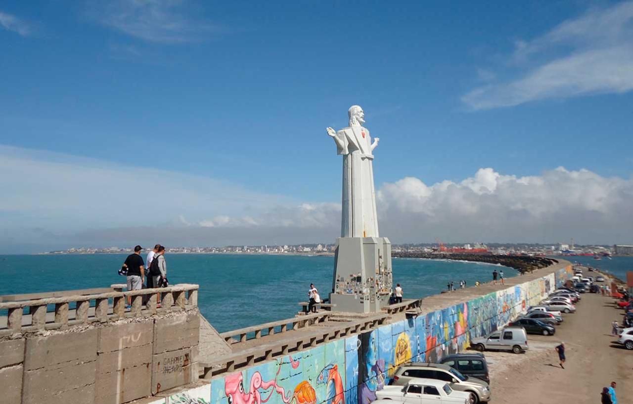 Vista panorámica desde la Escollera Sur mostrando el puerto y la ciudad de Mar del Plata