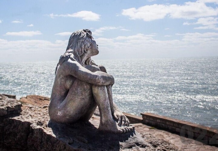 Origen de la estatua de alfonsina storni de mar del plata